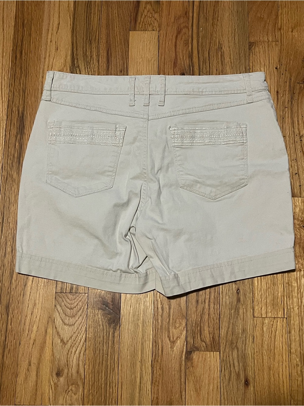 Gloria Vanderbilt Women's Avery Khaki Shorts - Size 6 - Picture 3 of 7